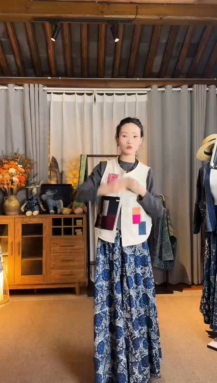 【闪购商品】设计师款老绣马甲白