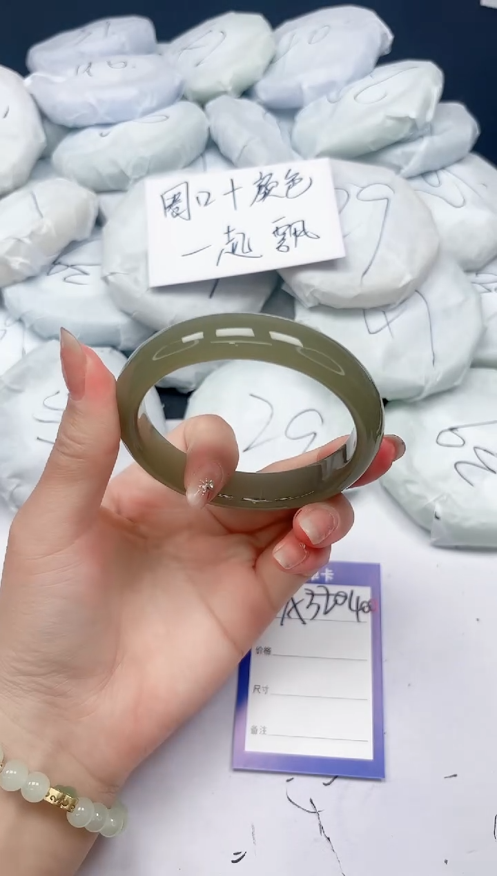 未镶嵌手镯石英质玉A400/61.5