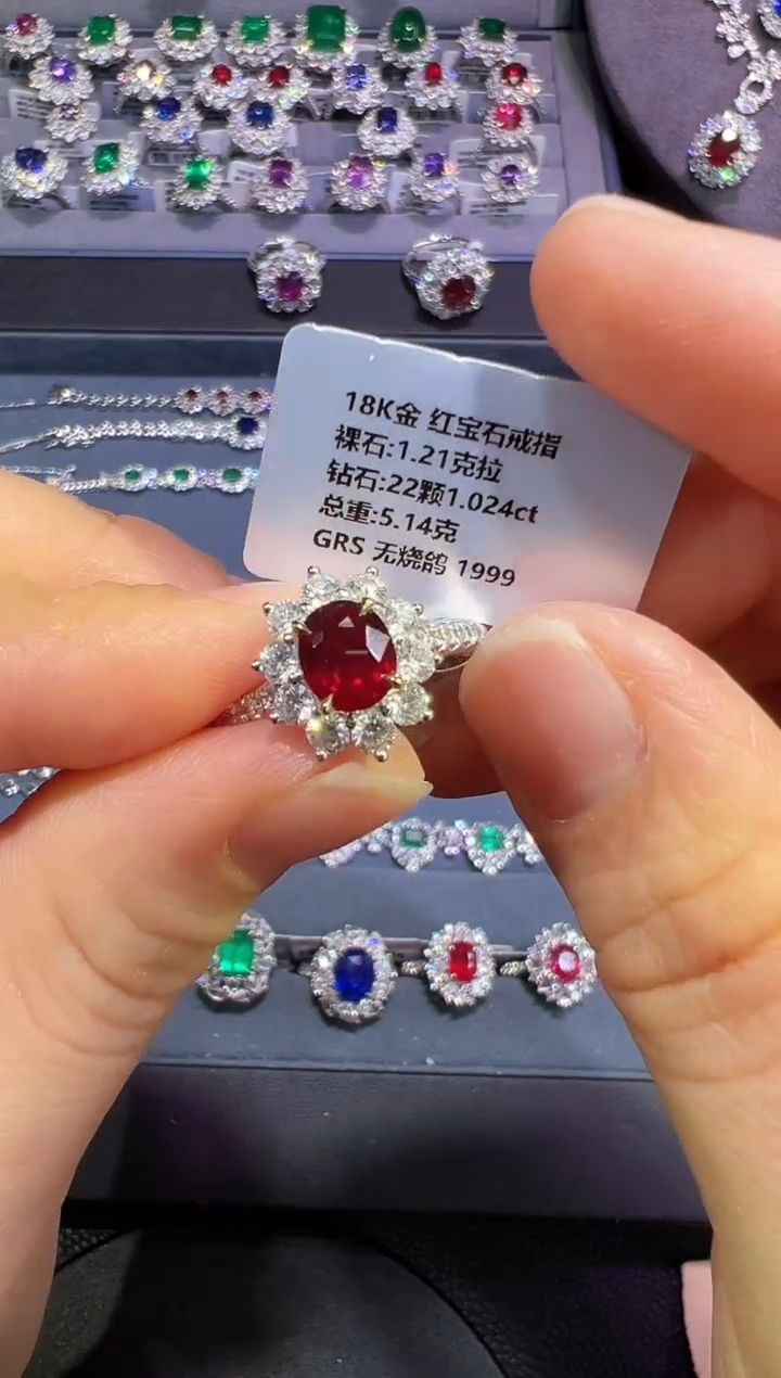 戒指18K金镶嵌红宝石     
