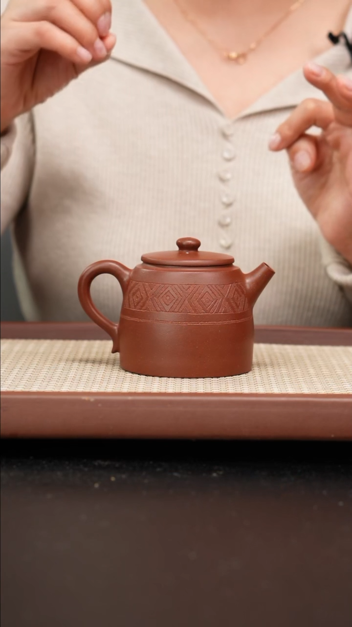 【闪购商品】紫砂茶壶红皮龙玉晨执鼓240