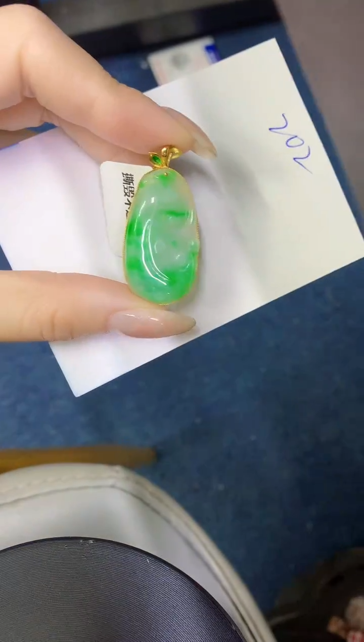 翡翠18K金镶嵌颈饰缅甸天然翡翠A货