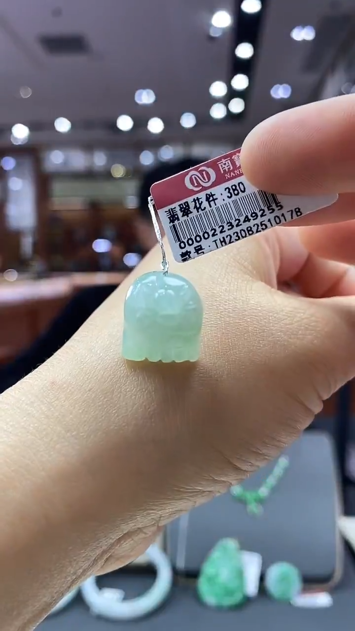 颈饰未镶嵌翡翠知足常乐