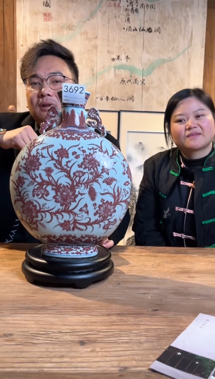 【闪购商品】摆件景德镇陶瓷釉里红抱月瓶3692