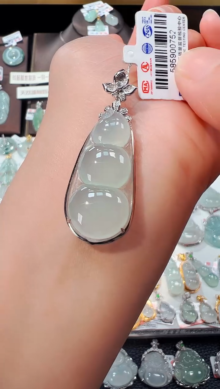 【闪购商品】翡翠吊坠(不含链)18K金镶嵌福豆吊坠752