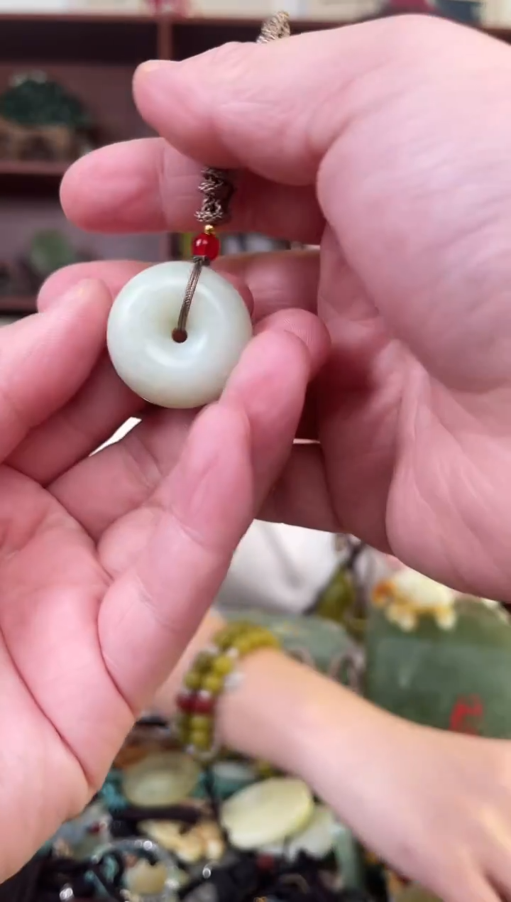 未镶嵌蛇纹石玉颈饰`