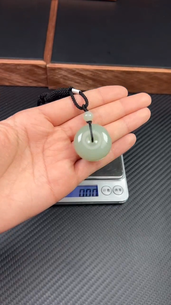 【闪购商品】和田玉吊坠(赠链)未镶嵌且末微色差近矿 S