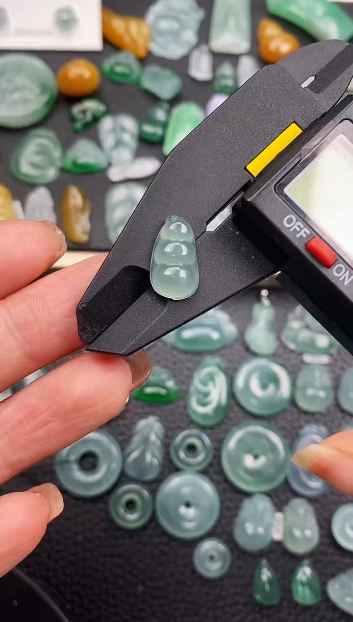 翡翠未镶嵌颈饰豆子