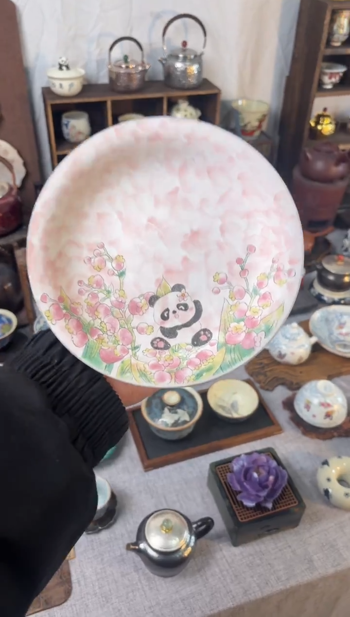 粉影手绘熊猫小花壶承