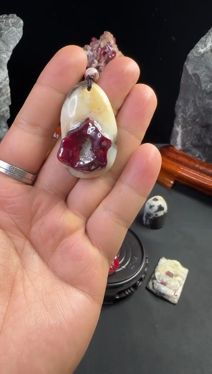 天然辰砂天然朱砂晶体原石吊坠挂件