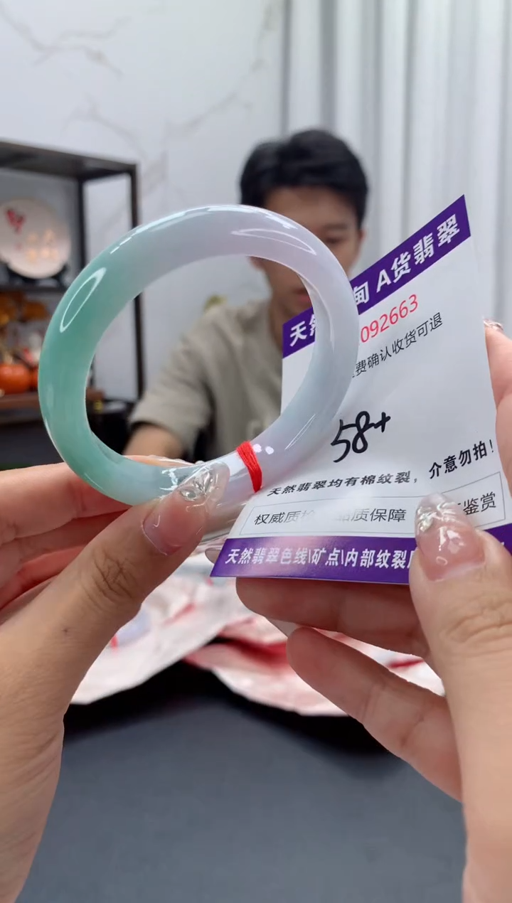 未镶嵌手镯翡翠有纹，完美者勿拍