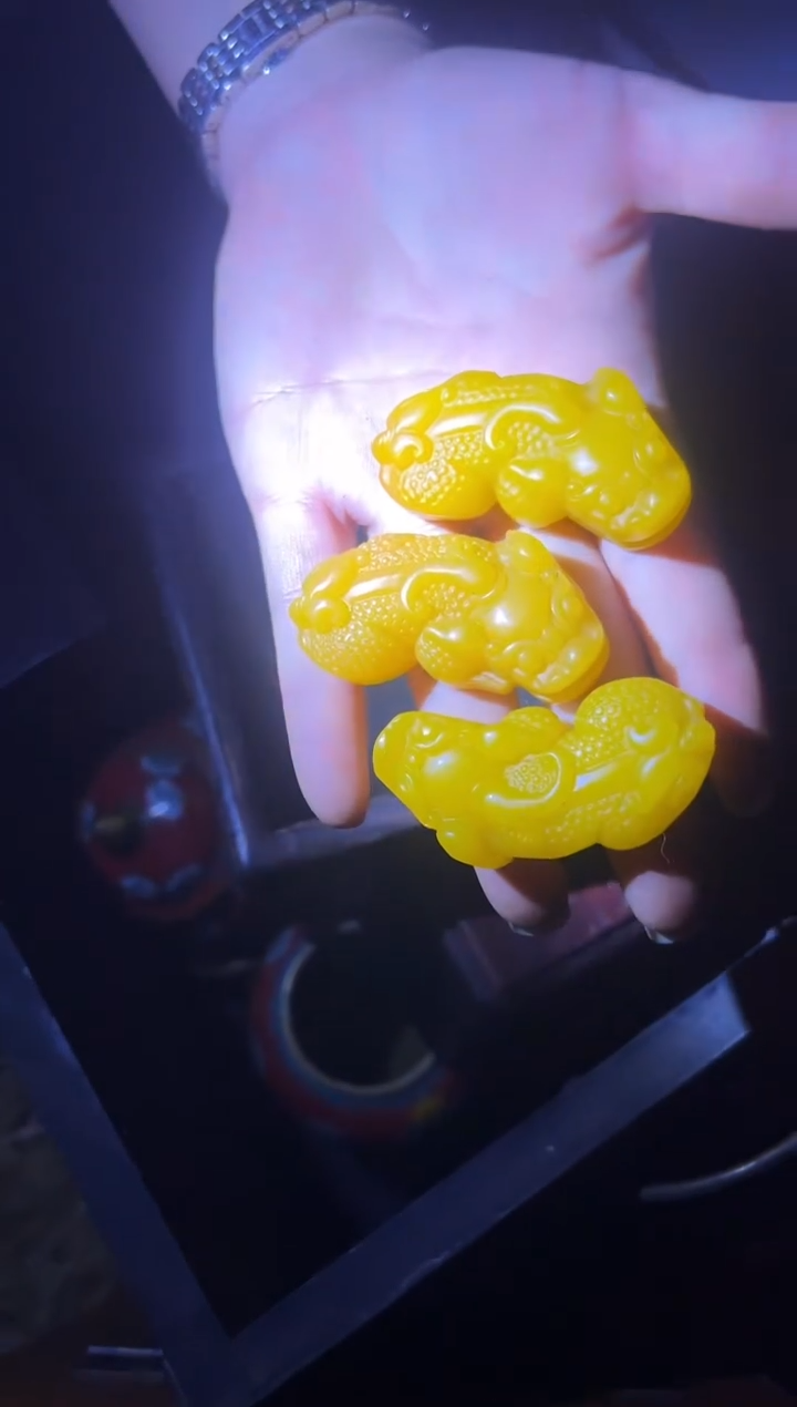 和田玉未镶嵌挂件和田玉貔貅吊坠一件 其中一个给