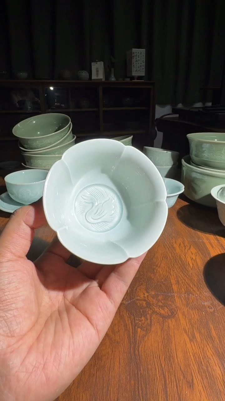 微瑕素面水鸭花口杯1只