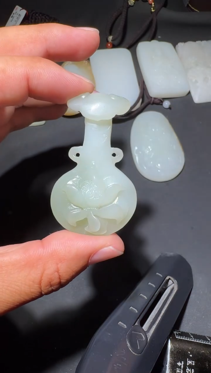 未镶嵌和田玉（糖玉）挂件和田玉