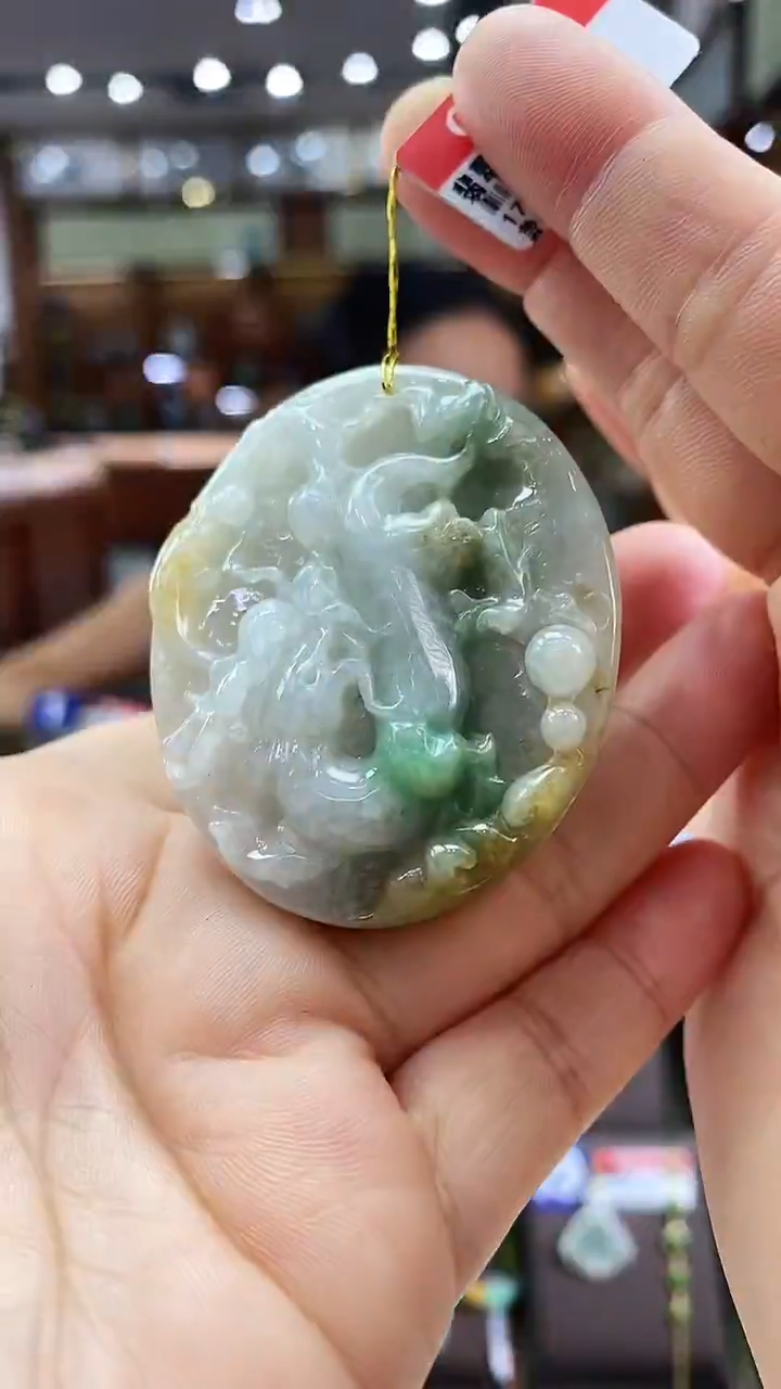 翡翠未镶嵌颈饰龙牌