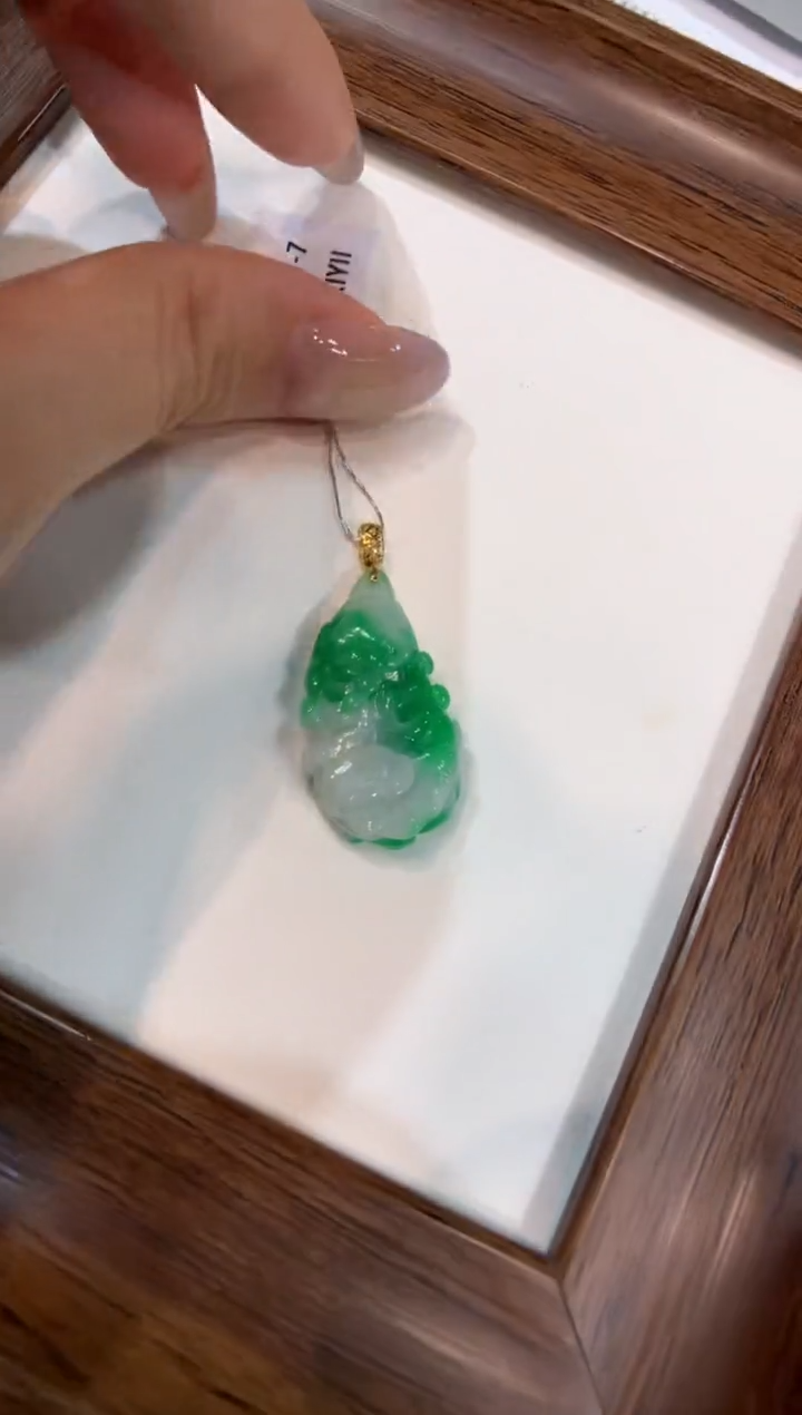 颈饰18K金镶嵌翡翠白菜