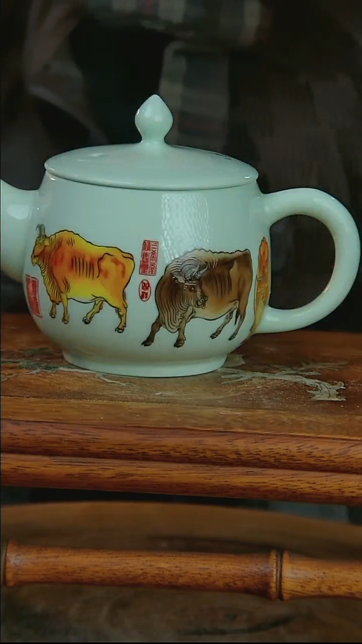 摆件陶绿稀土五牛图手把壶