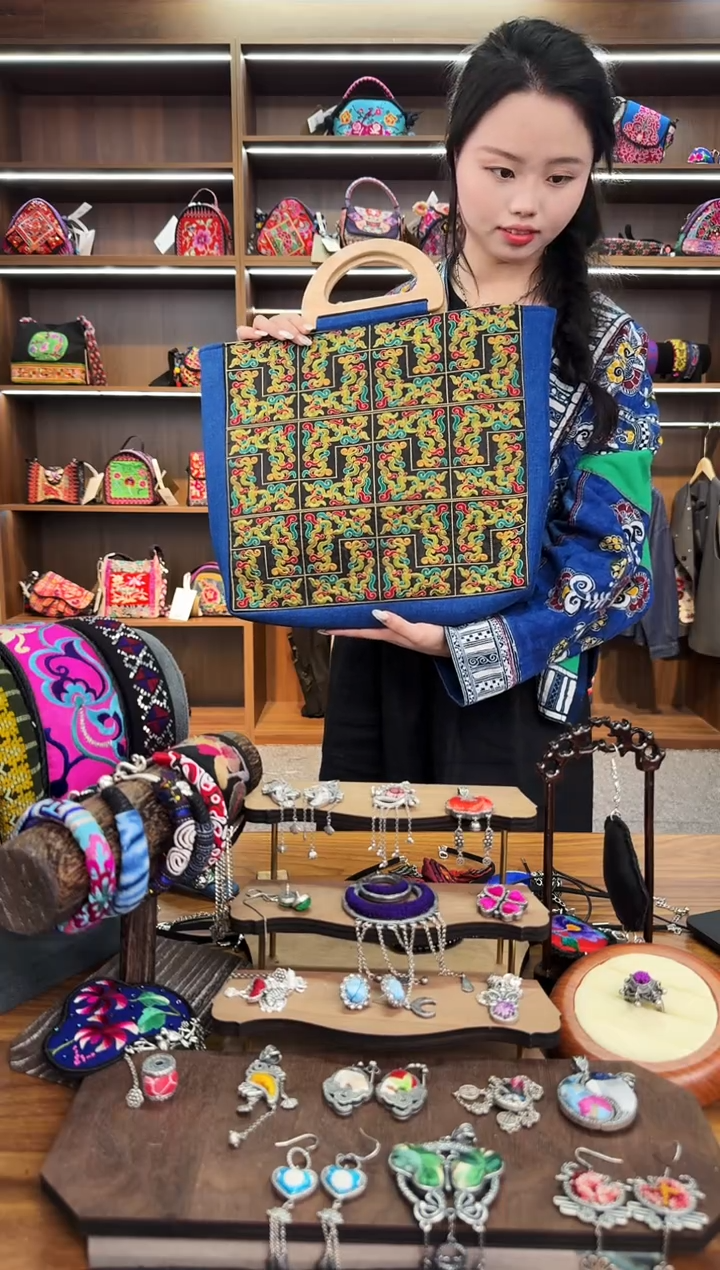 【闪购商品】织绣166蒙阿苏苗绣传承