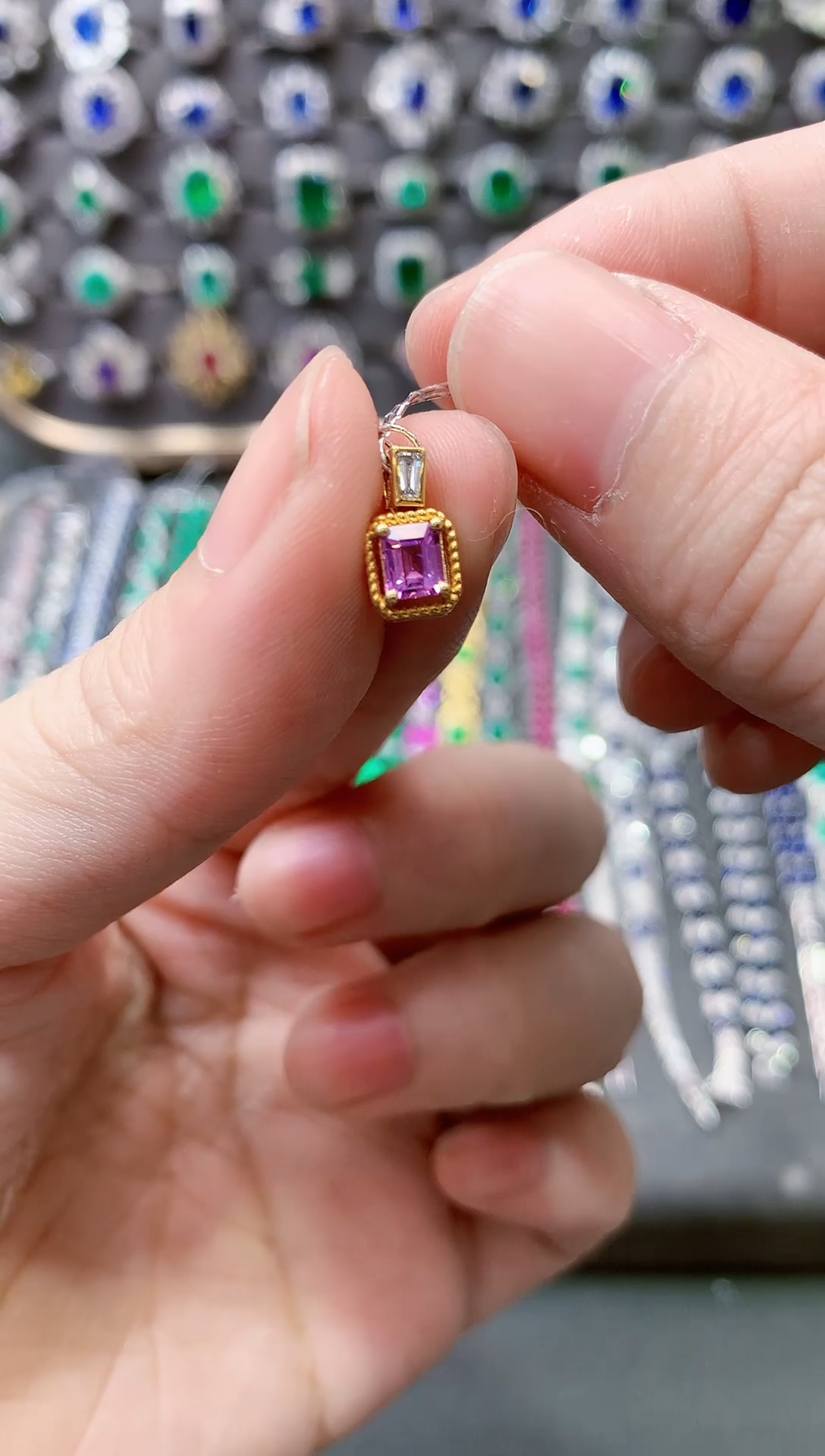 【闪购商品】彩色蓝宝石吊坠18K金镶嵌1