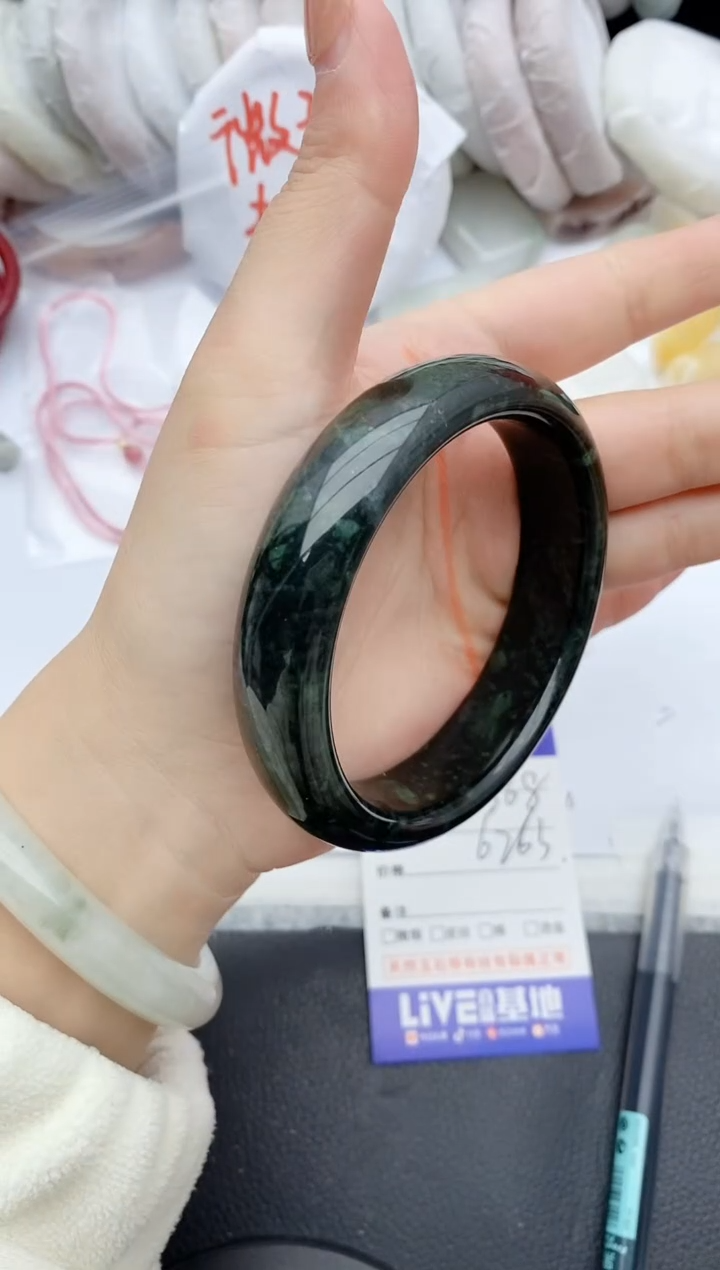 【闪购商品】石英质玉手镯未镶嵌368+62/63