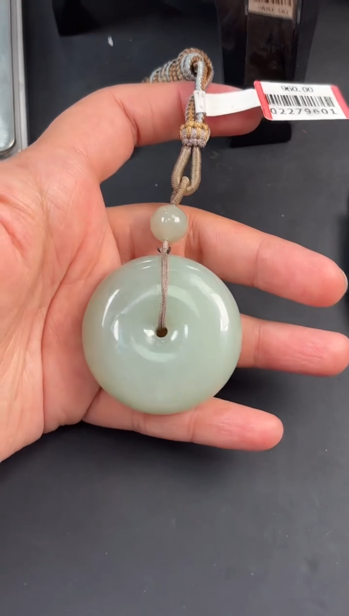和田玉未镶嵌吊坠(赠链)且末微色差近矿平安扣M