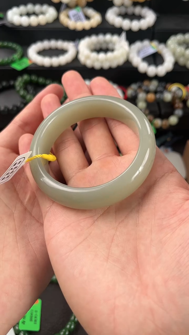 【闪购商品】和田玉手镯未镶嵌且末青白手镯56+圈口微色差