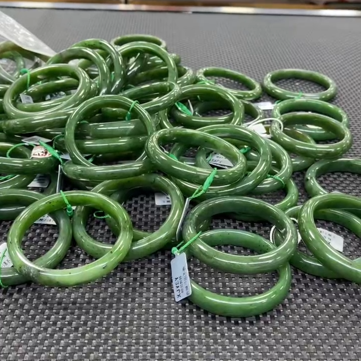 【老郑家】和田玉手镯一支 (多样性发1件) 微瑕疵 微黑点 微裂