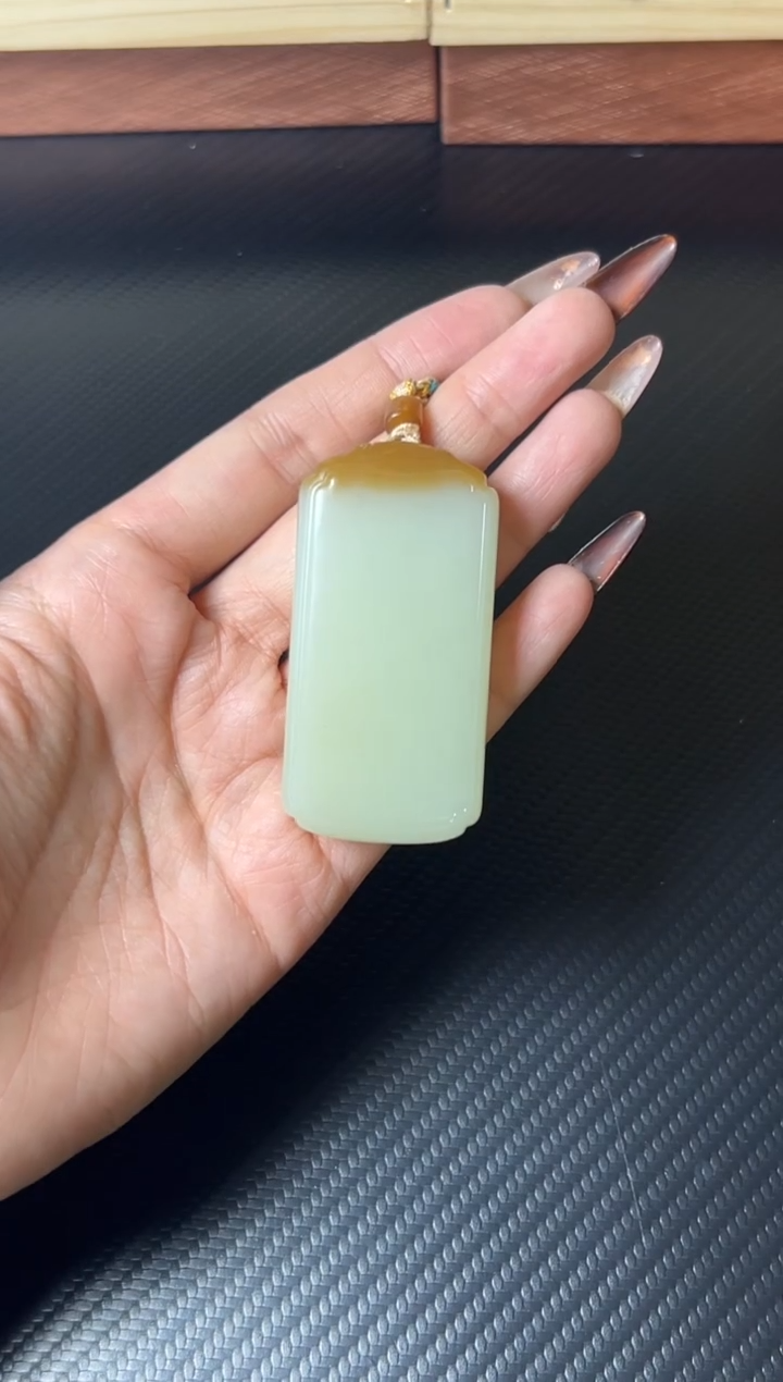 吊坠(赠链)未镶嵌和田玉若羌微色差吊坠