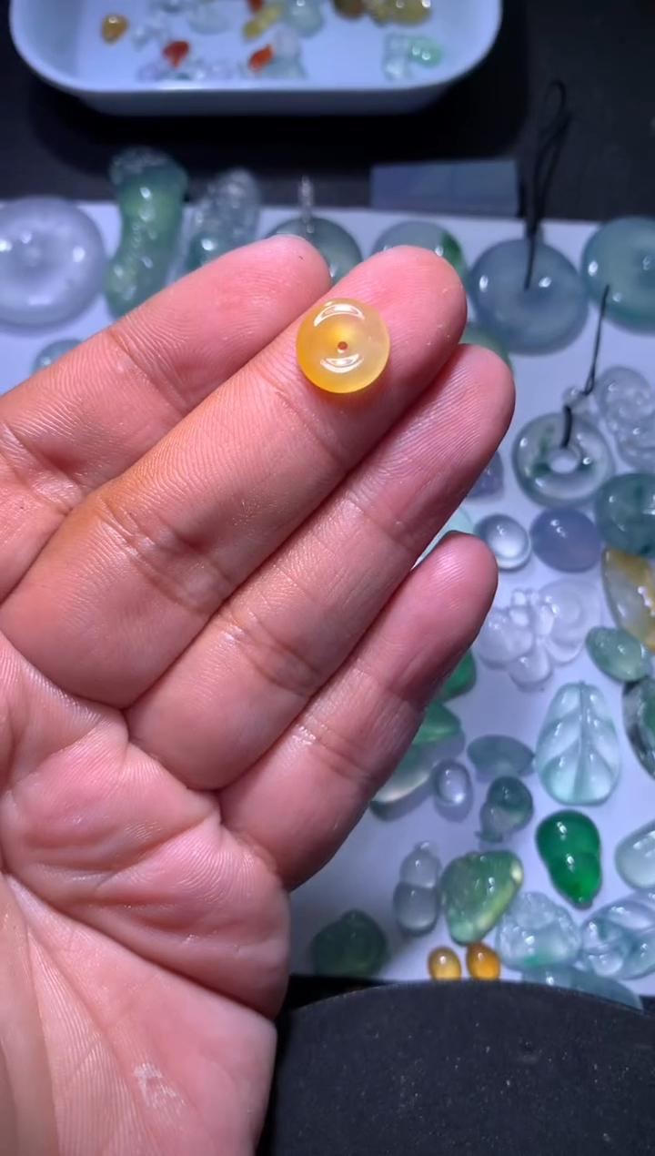 【闪购商品】翡翠颈饰未镶嵌黄平安扣