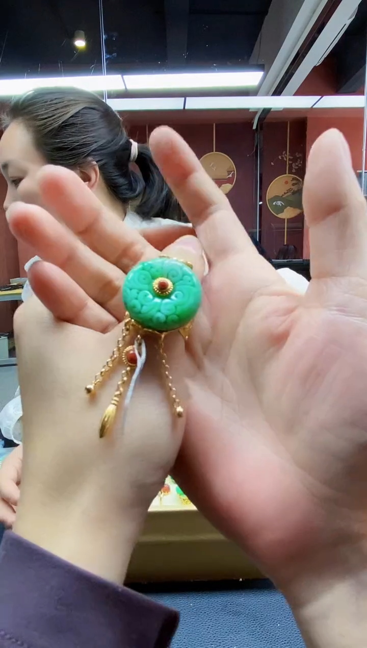 颈饰未镶嵌翡翠戒指