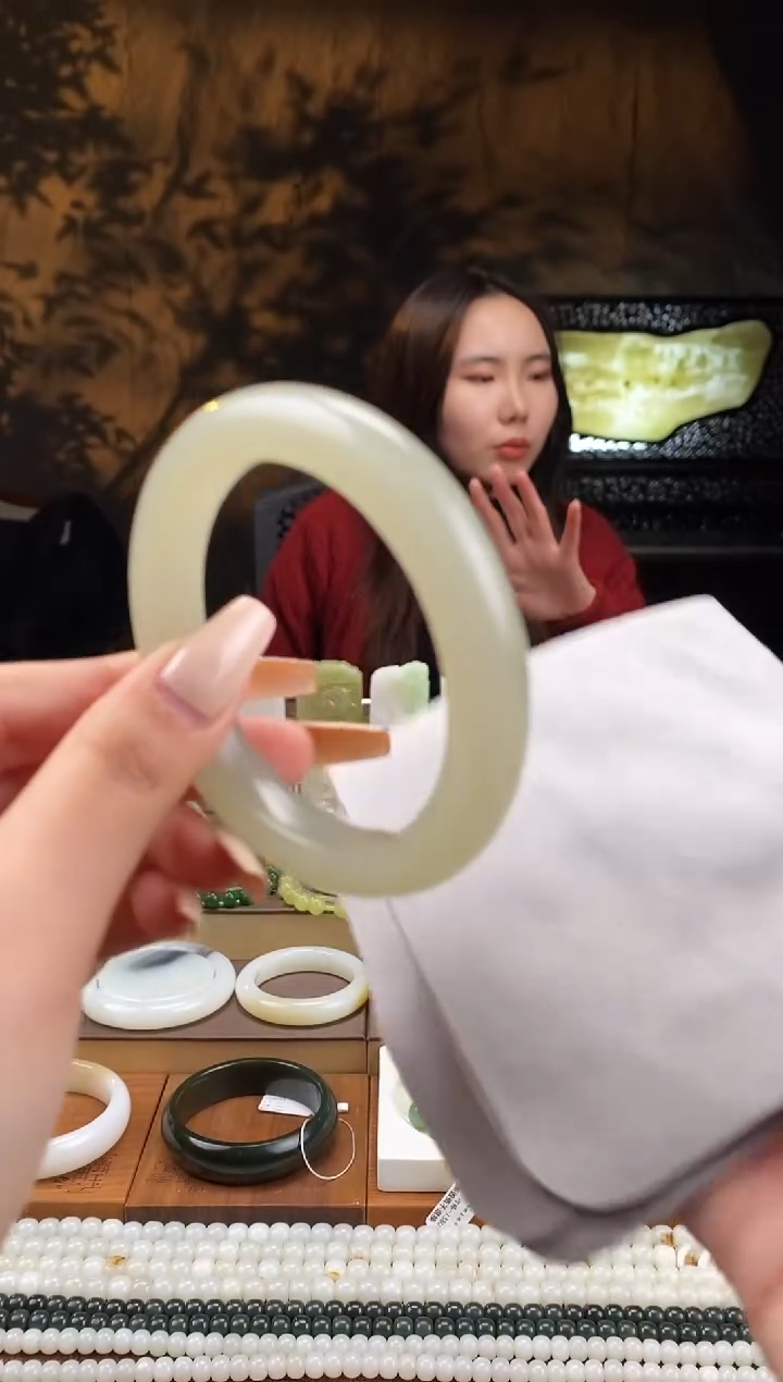 未镶嵌手镯和田玉冰晴水  56.5 有水线