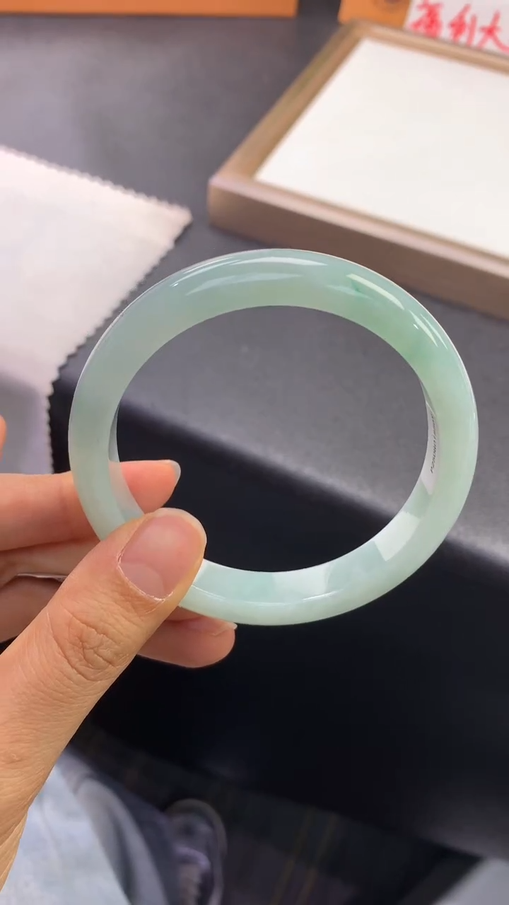 未镶嵌手镯翡翠退货需手镯吊牌标签完好 59