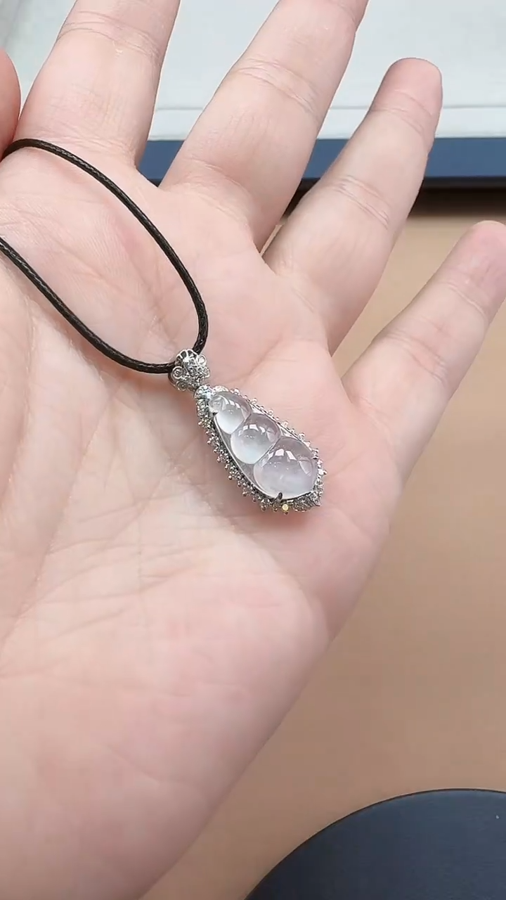 【闪购商品】翡翠颈饰18K金镶嵌福豆
