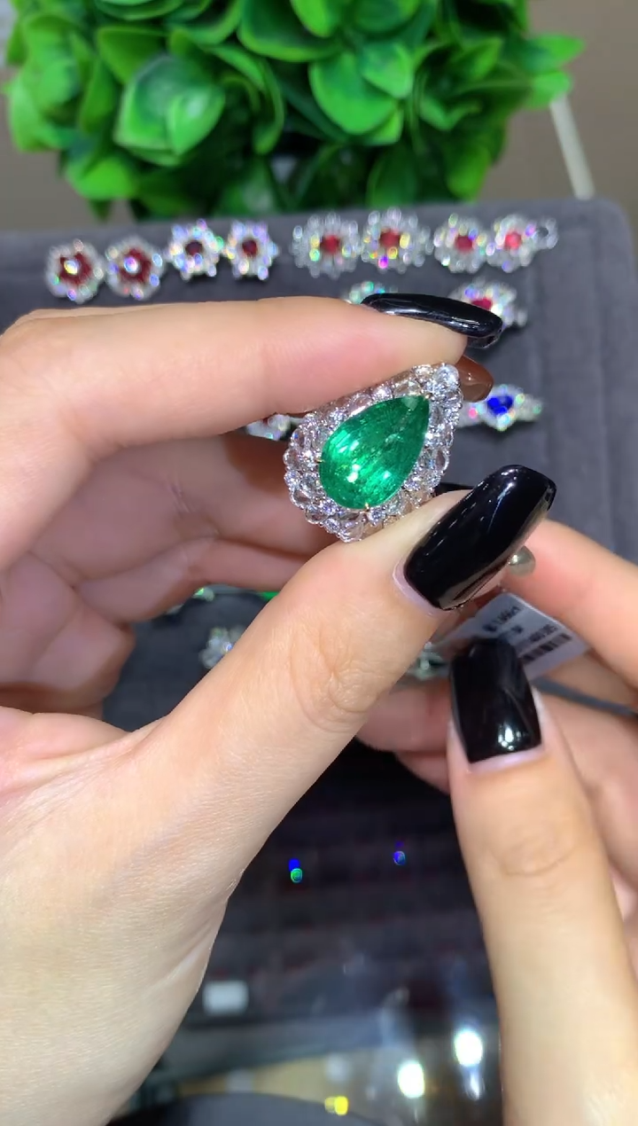 18K金镶嵌戒指祖母绿4.6CT