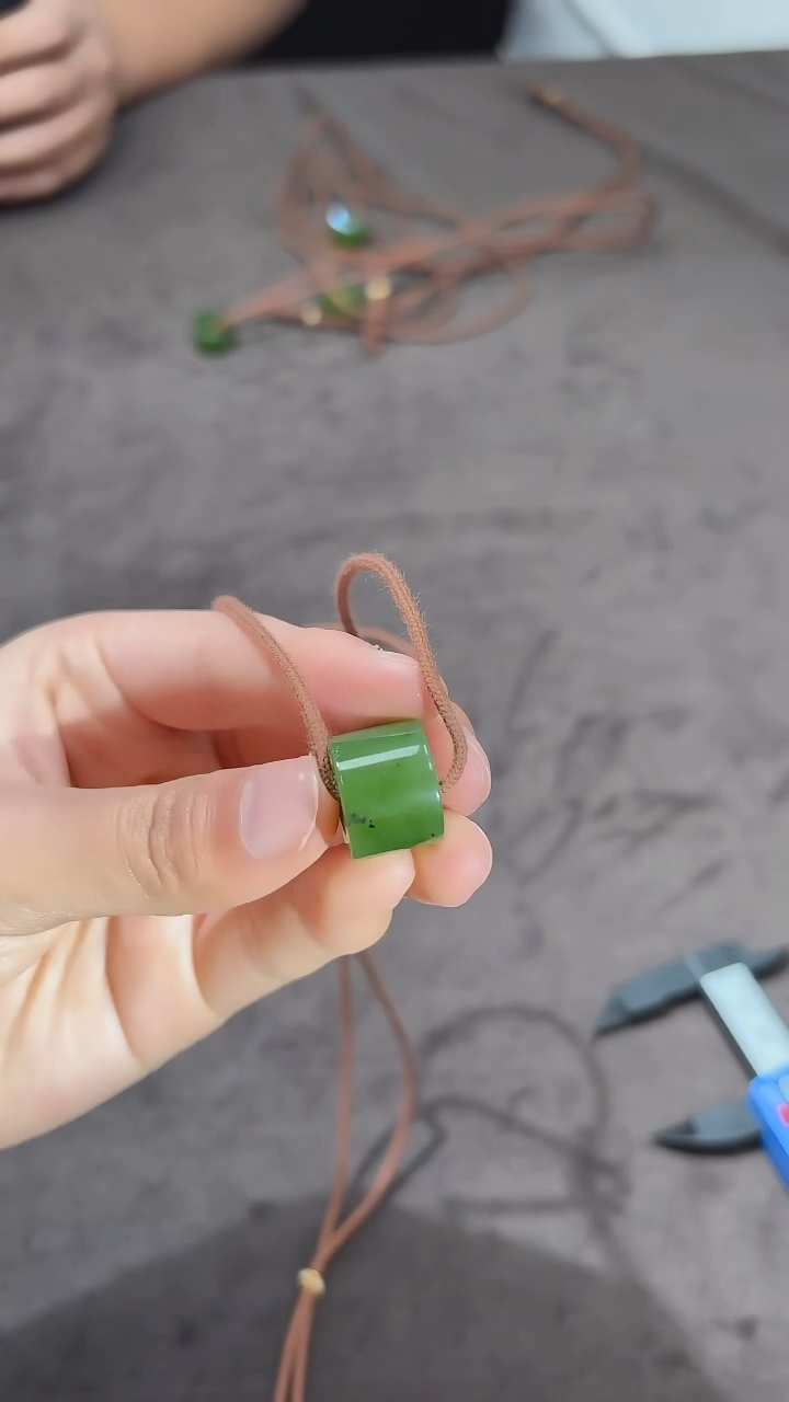 颈饰未镶嵌和田玉俄碧路路通32号矿