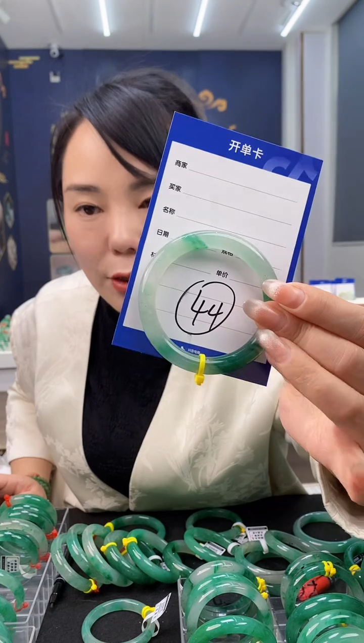 【闪购商品】石英质玉手镯合金44