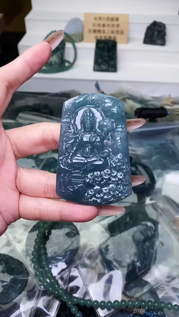 颈饰未镶嵌翡翠 