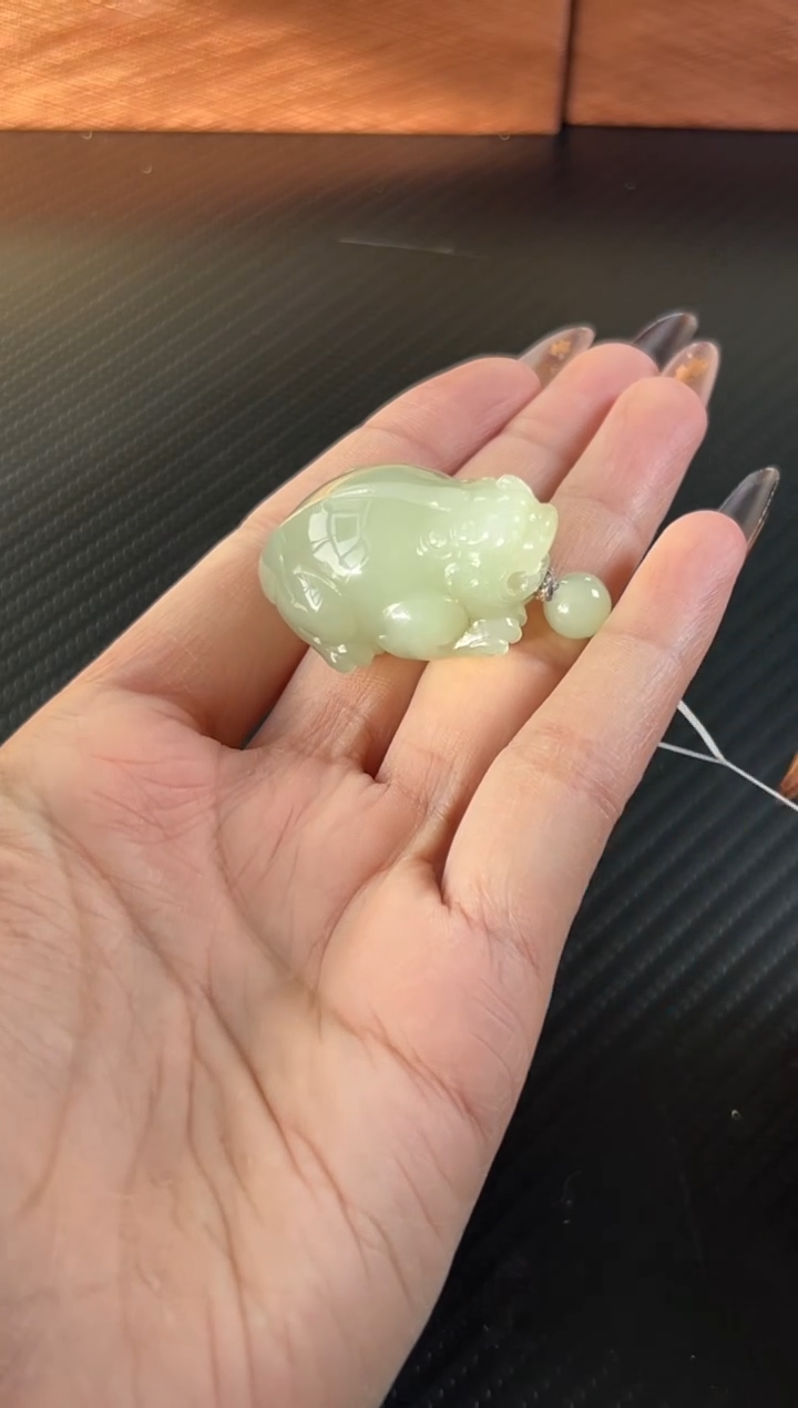 吊坠(赠链)未镶嵌和田玉且末近矿微色差貔貅吊坠k