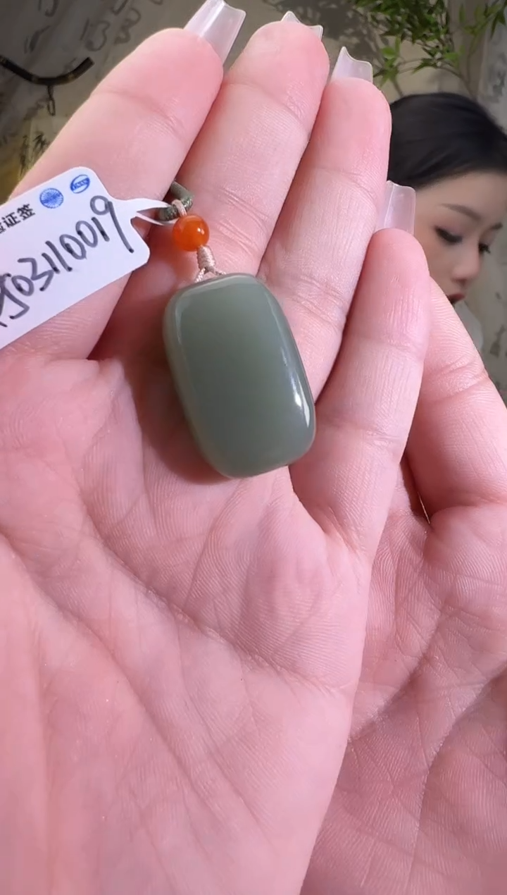 和田玉未镶嵌颈饰无事牌