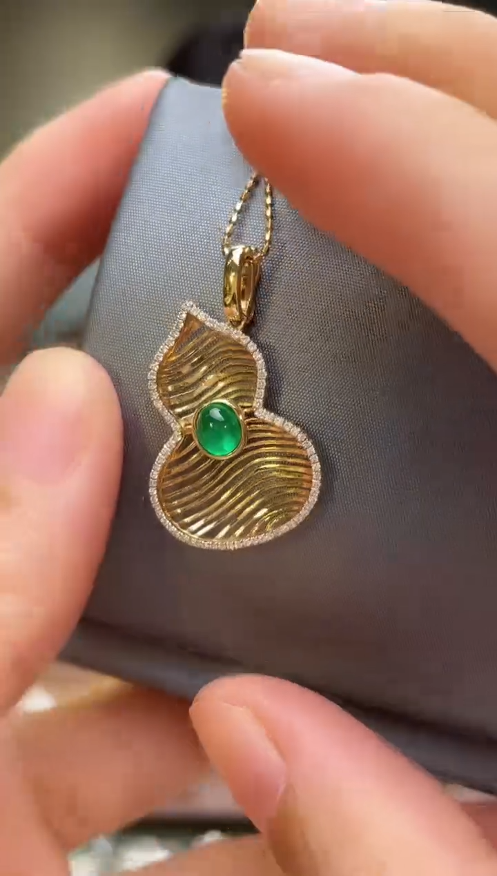吊坠(不含链)18K金镶嵌祖母绿阿富汗主石：0.42ct