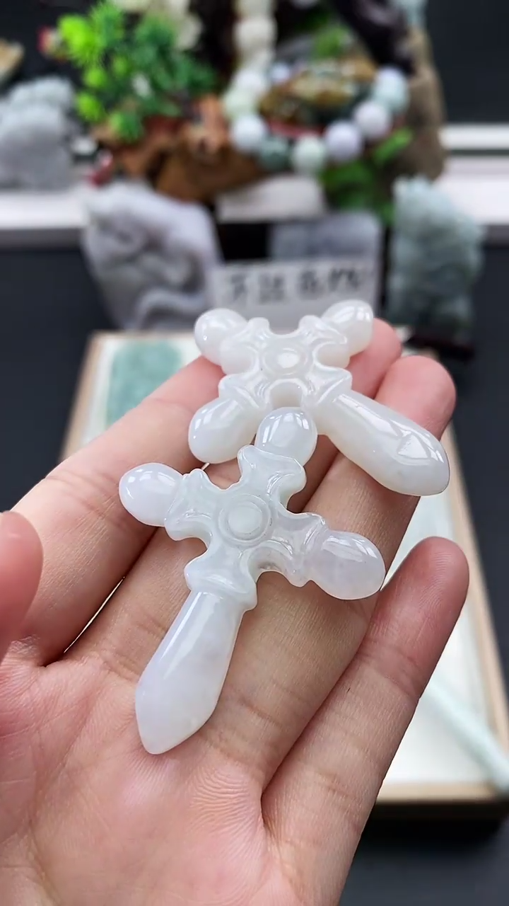 颈饰未镶嵌翡翠天然缅甸A货翡翠随机发一件