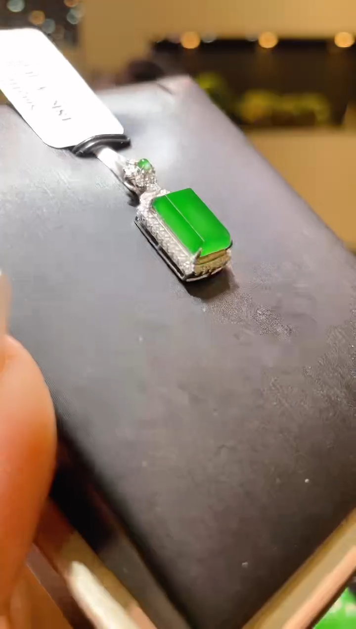 【闪购商品】翡翠吊坠(赠链)18K金镶嵌A57