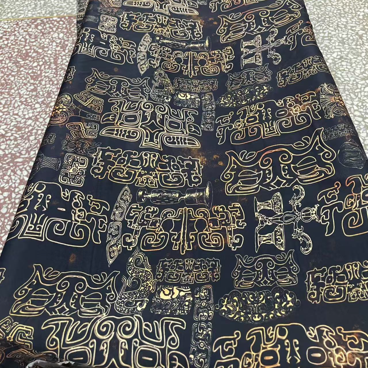 160宽天蚕丝贡缎棉绸布料青铜铭文-咖（不支持7天无理由退换）