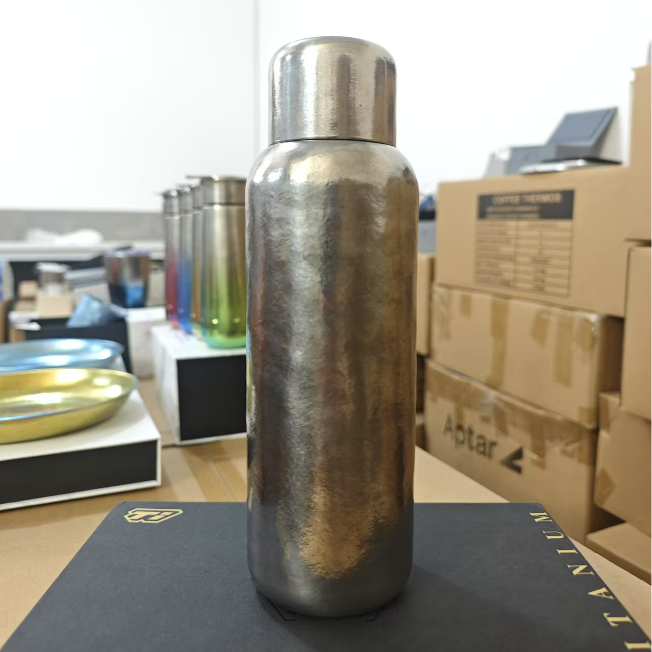 800ml 纯钛本钢色机械温显磁吸保温杯户外大容量旅行便携双层