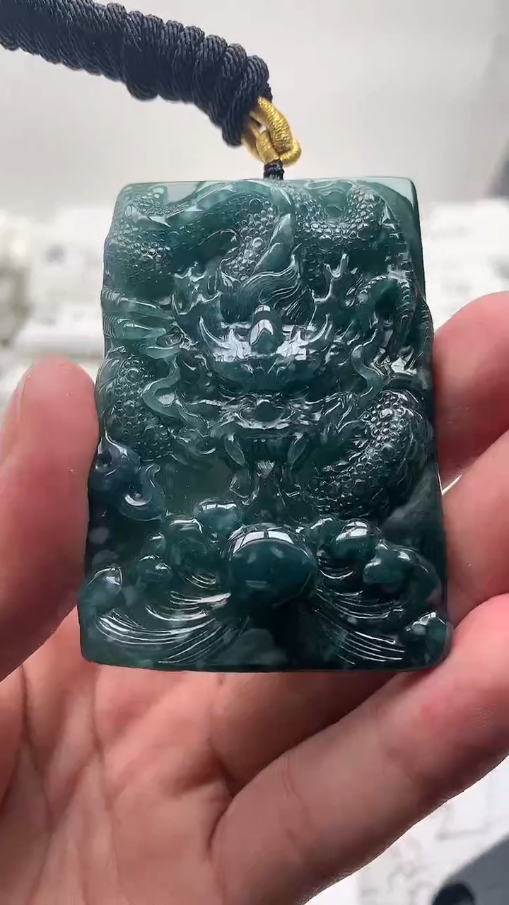 翡翠未镶嵌颈饰龙牌