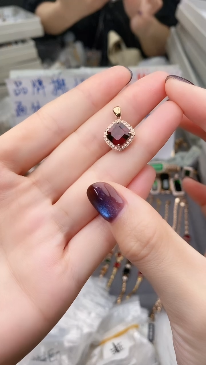 颈饰18K金镶嵌石榴石--专柜--