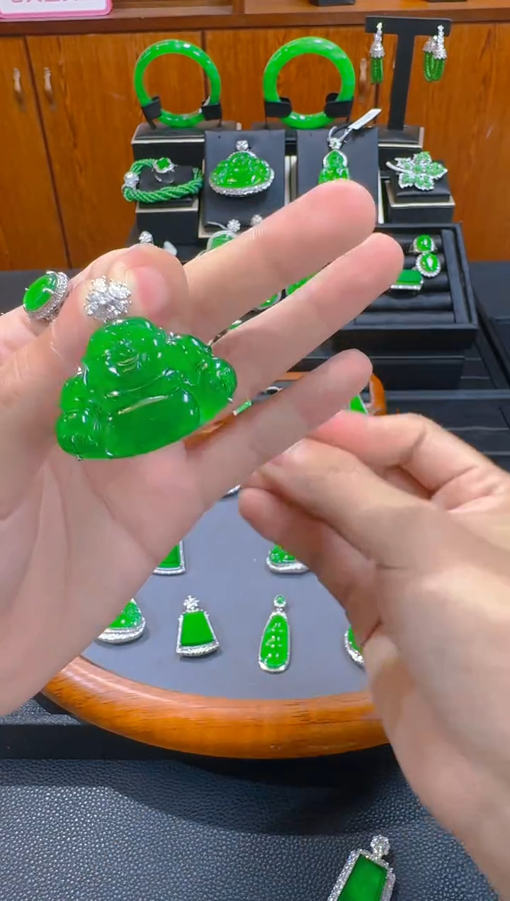 【闪购商品】翡翠吊坠(赠链)18K金镶嵌天然A货翡翠