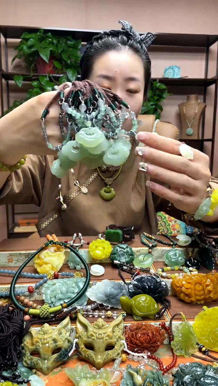 未镶嵌岫玉颈饰多样性发货发其中之一