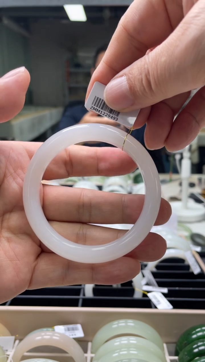 【闪购商品】和田玉手镯未镶嵌编码 9493圈口59-60