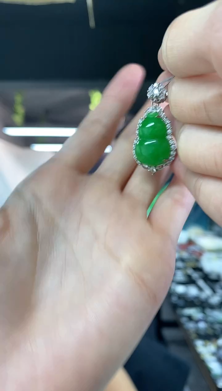 翡翠未镶嵌颈饰多样性发其一，颜色微差