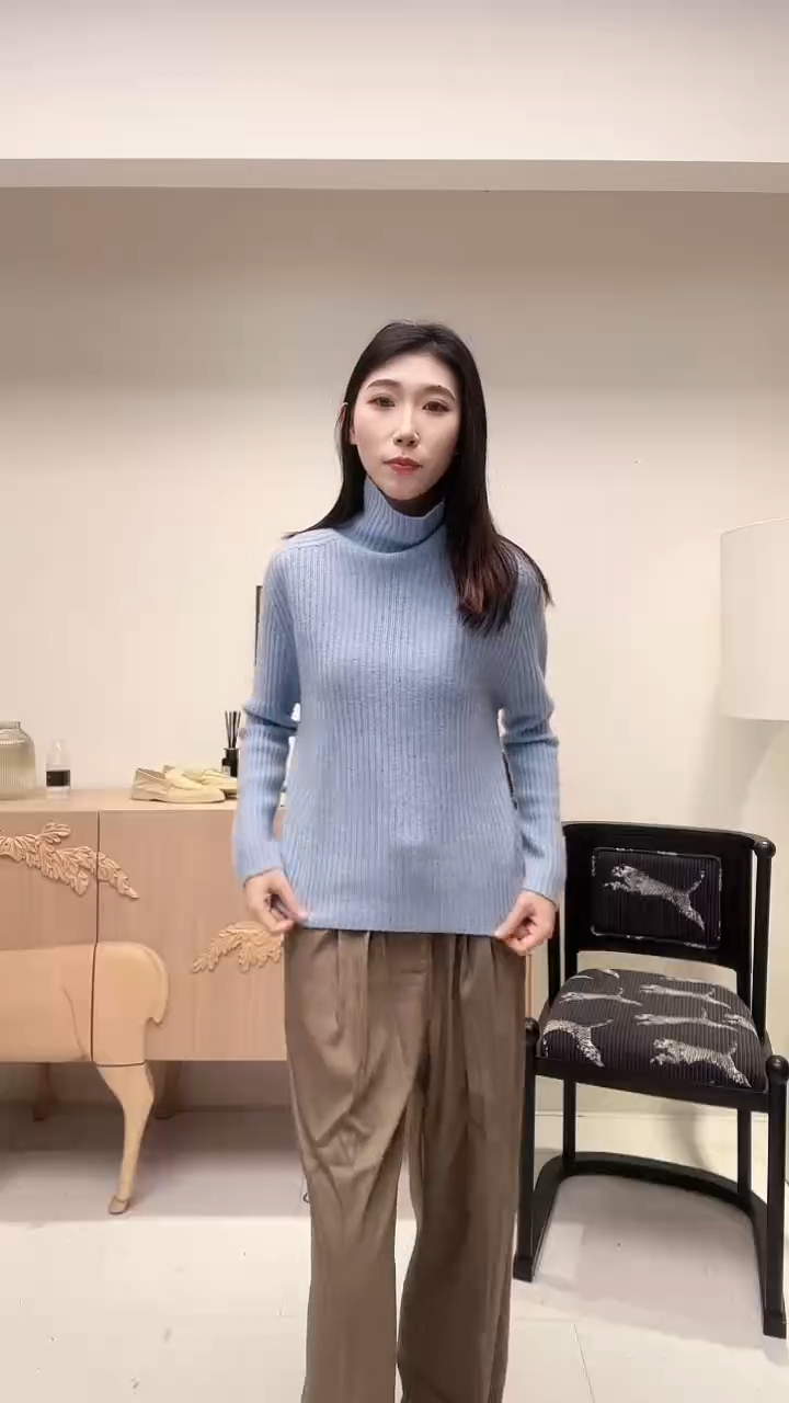 冰蓝竖纹高领羊毛上衣